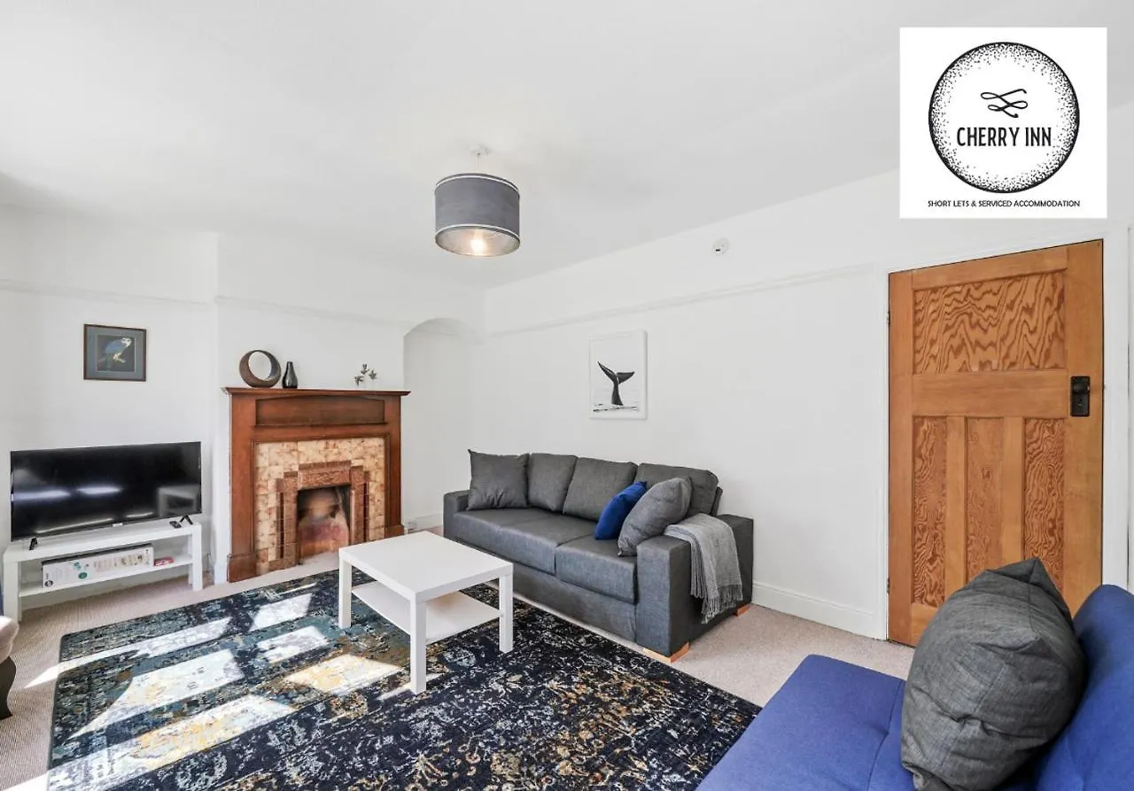 Apartment 3 Bedroom House With Parking & Garden By Cherry Inn Short Lets & Serviced Accommodation Cambridge